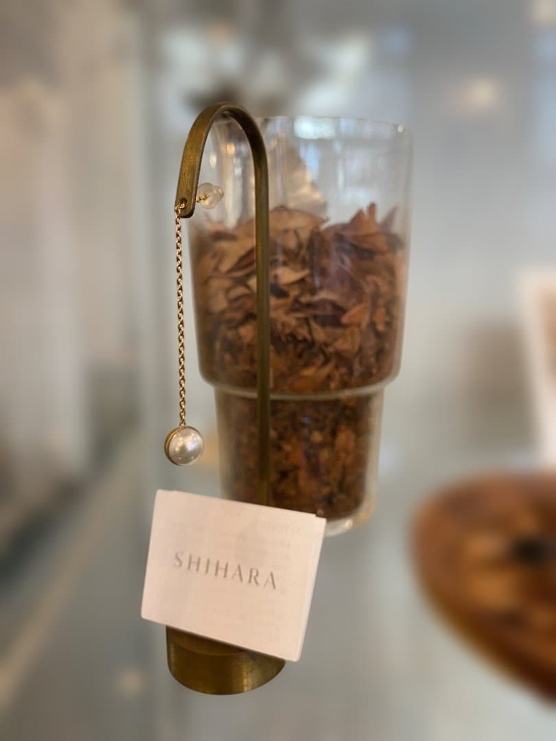 SHIHARA/ハーフパールピアス90°(新品未使用品)