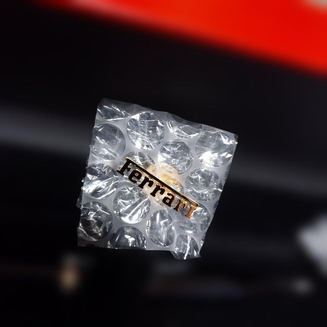 Ferrari 赤 ボールペン 本体とレア物ゴールドピンバッジ二つセット！