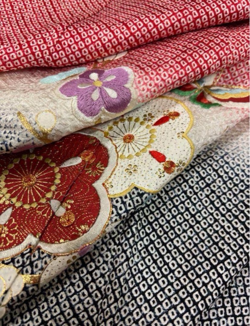 七五三　四ツ身女の子着物　正絹　仮絵羽　赤　豪華絞り　華やか刺繍　蝶　梅