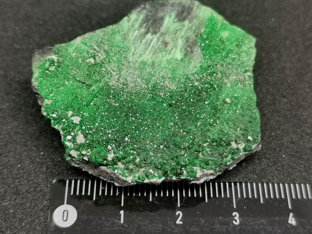 ウバロバイトガーネット　ロシア