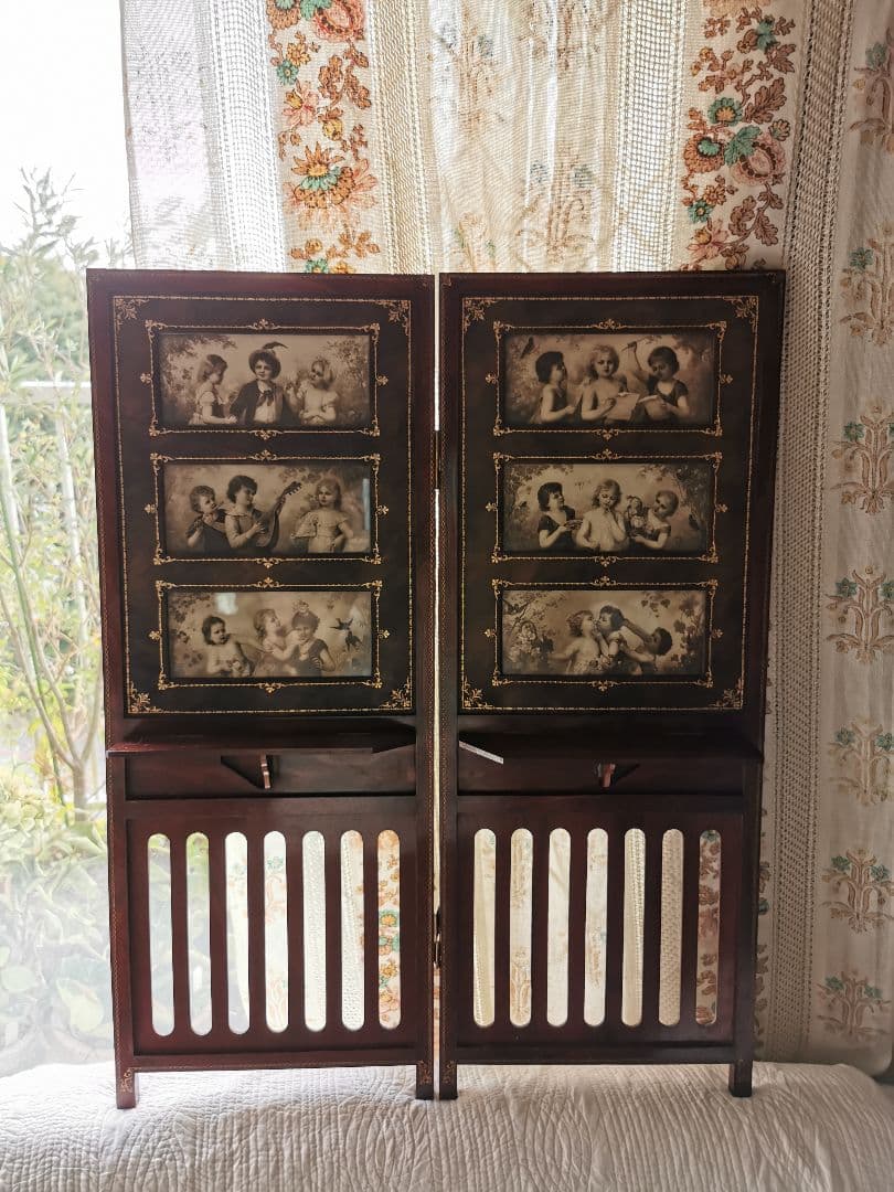 アンティーク マホガニー金彩彫刻スクリーン 子供達のセピア絵 レザー 花織生地