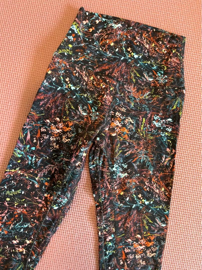 ルルレモン　ヨガレギンス　ピラティス　黒地　柄模様　試着のみ未使用に近い　XS