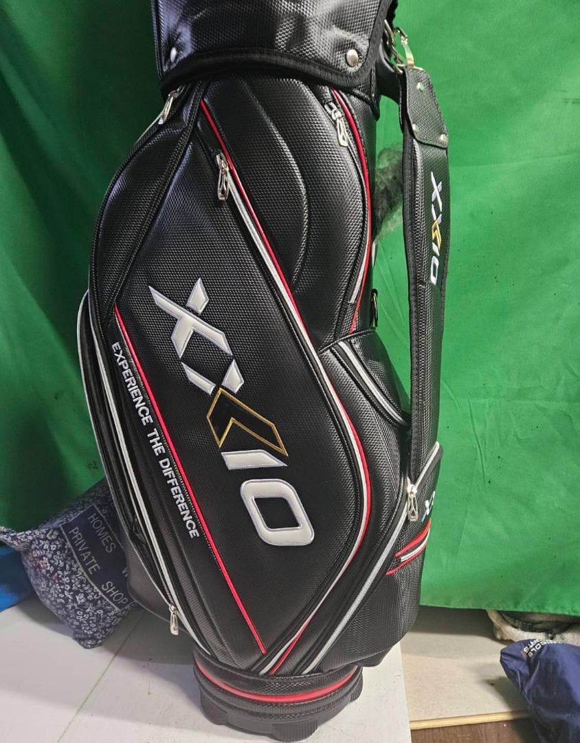 新品未使用展示品/最新XXIO ゴルフ高級キャディバッグ ブラック/レッド