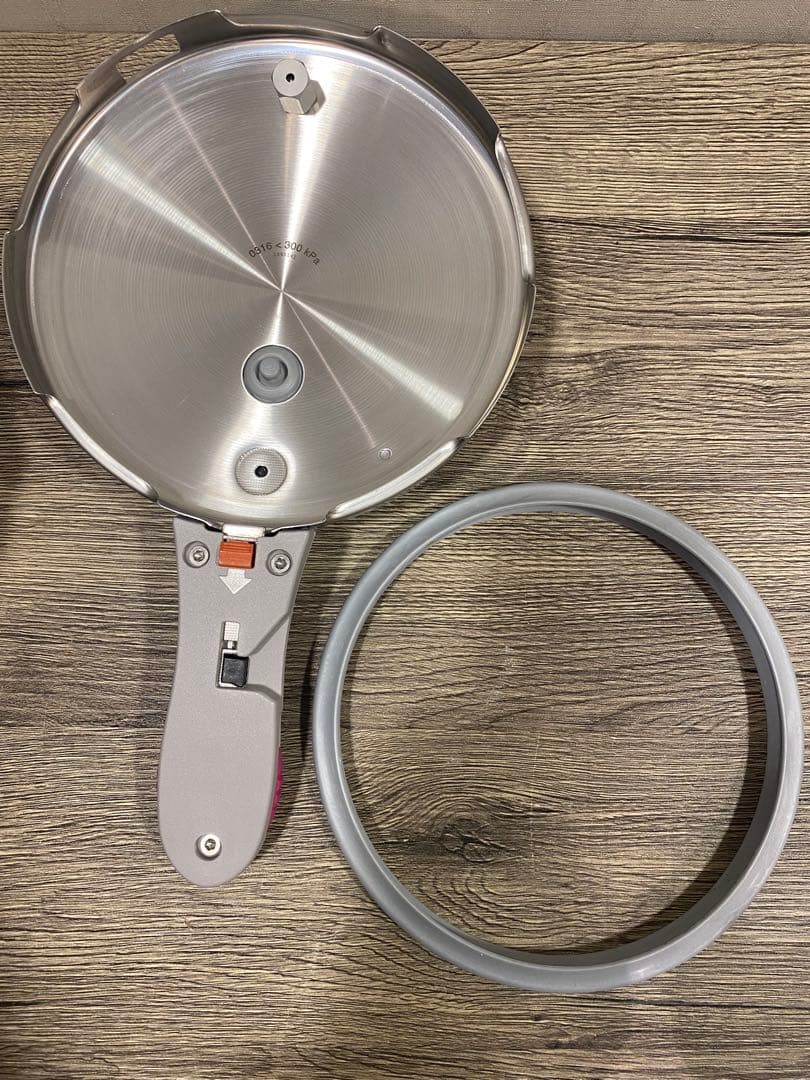 ✴️即購入不可コメント必須 タッパーウェア レインボークッカー 圧力鍋 すのこ付き