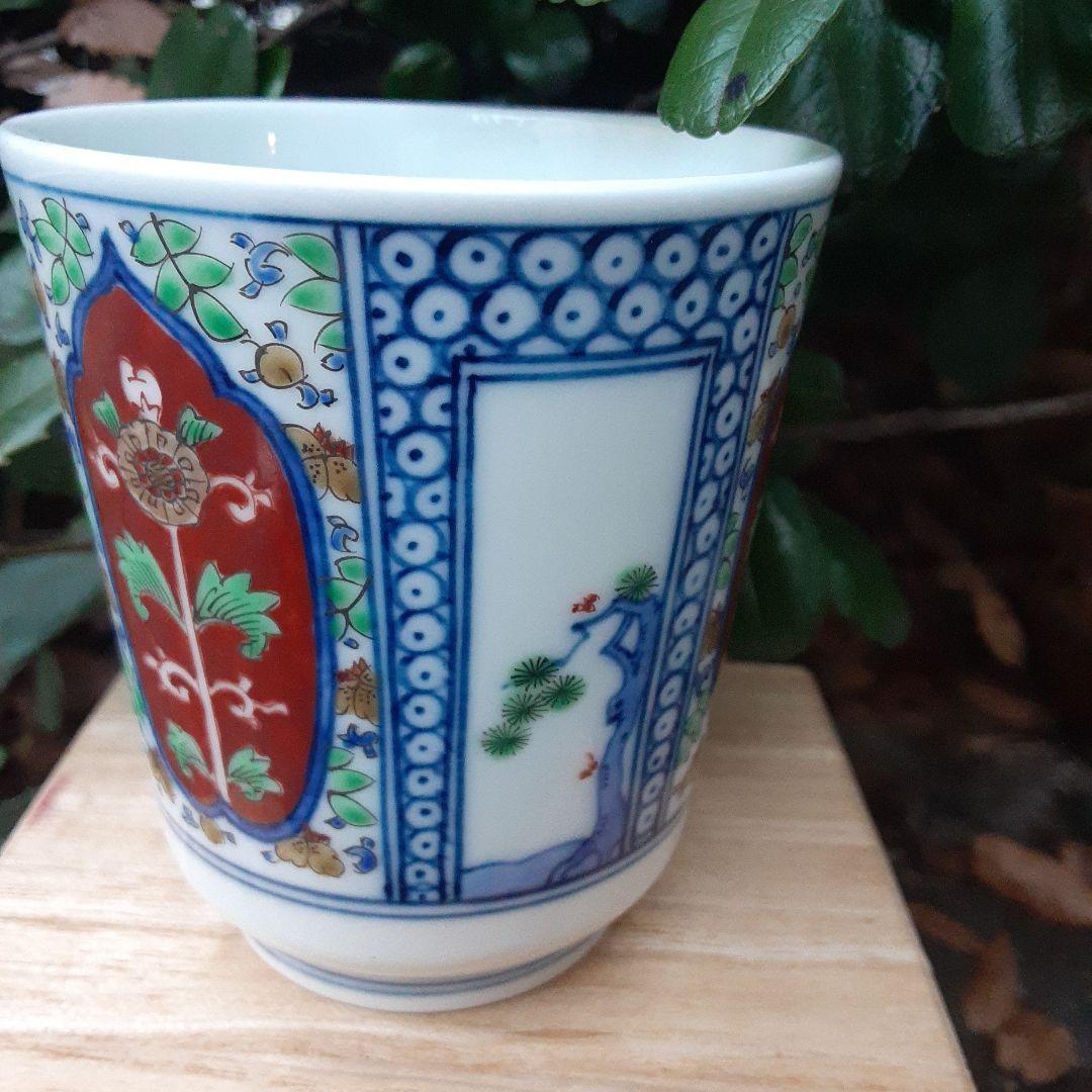 酒井田柿右衛門と書いて有ります。御湯のみ。何代目か分かりません。