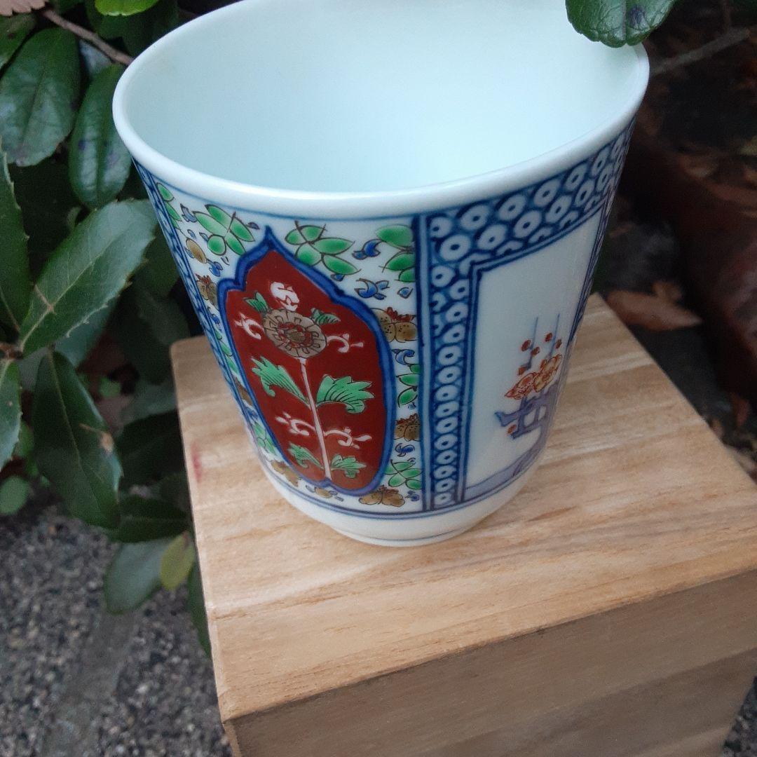 酒井田柿右衛門と書いて有ります。御湯のみ。何代目か分かりません。