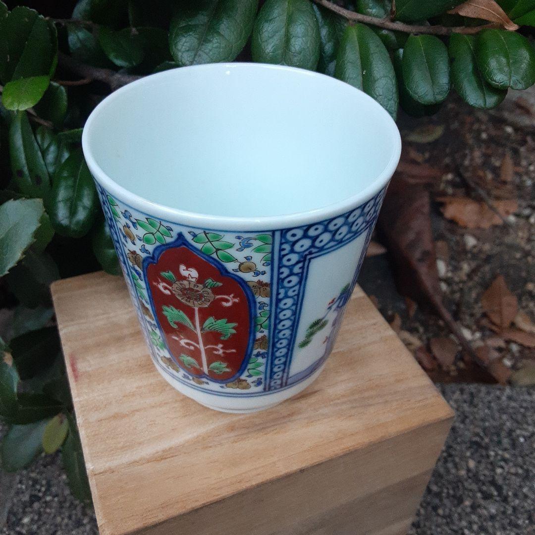 酒井田柿右衛門と書いて有ります。御湯のみ。何代目か分かりません。