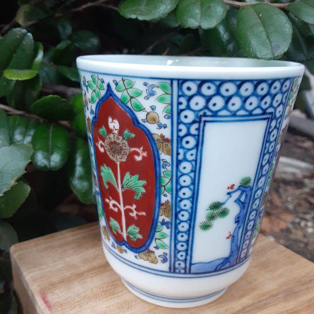 酒井田柿右衛門と書いて有ります。御湯のみ。何代目か分かりません。