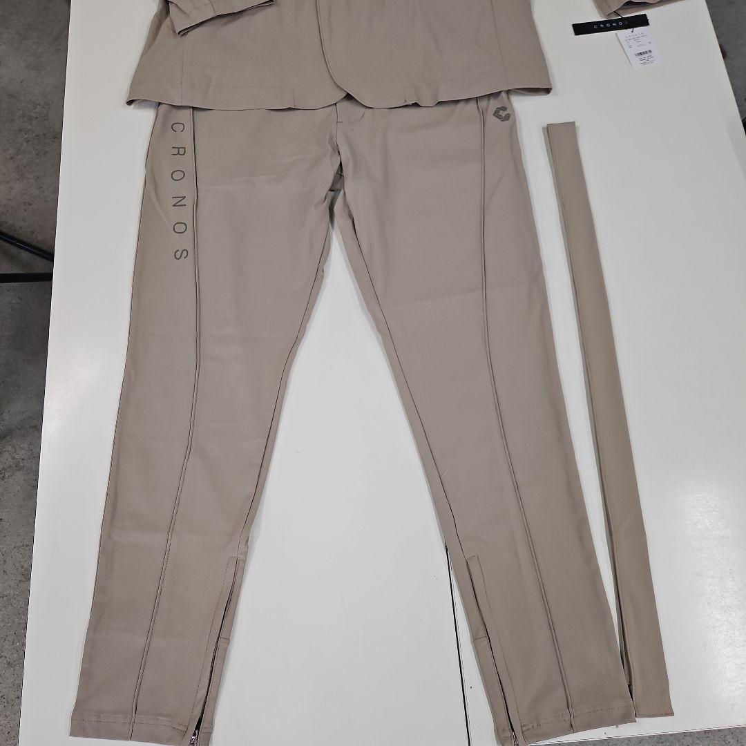 CRONOS ベージュ スリムフィットスーツとマスク