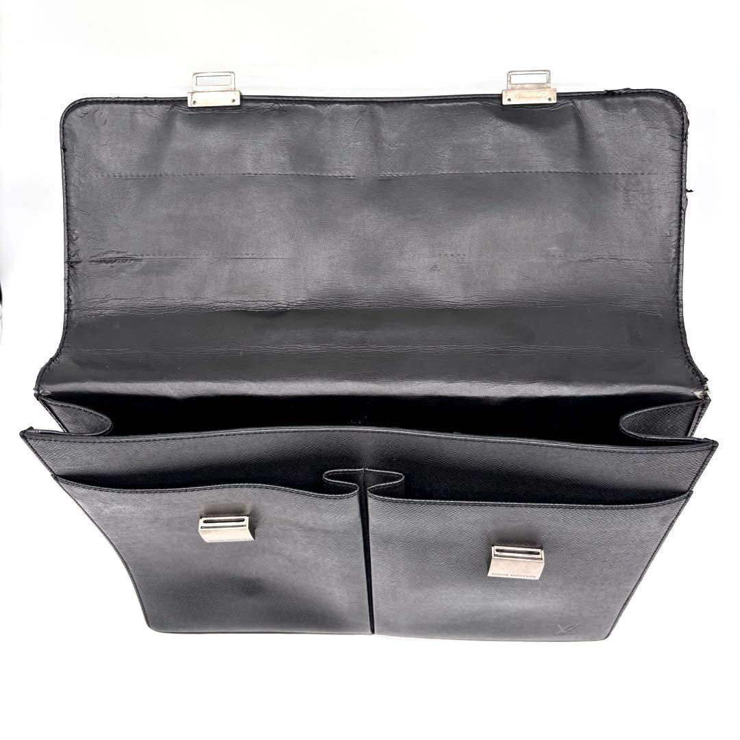 LOUIS VUITTON　ルイヴィトン　セルヴィエット　カザン　タイガ　レザー