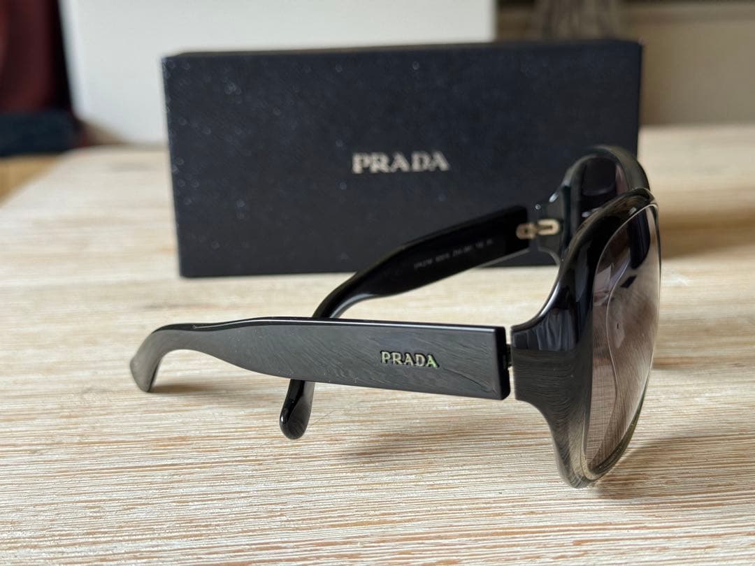 PRADA グレー オーバーサイズ サングラス