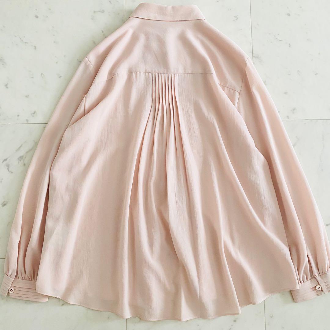 極美品 モラビト ロゴマーク革ワッペン付き ピンタックブラウス ライトピンク