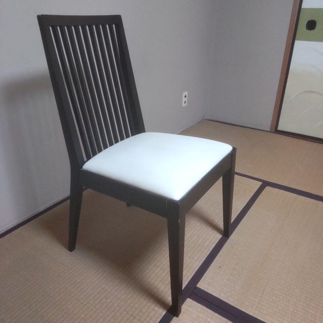 モダンなスラットバック木製椅子③