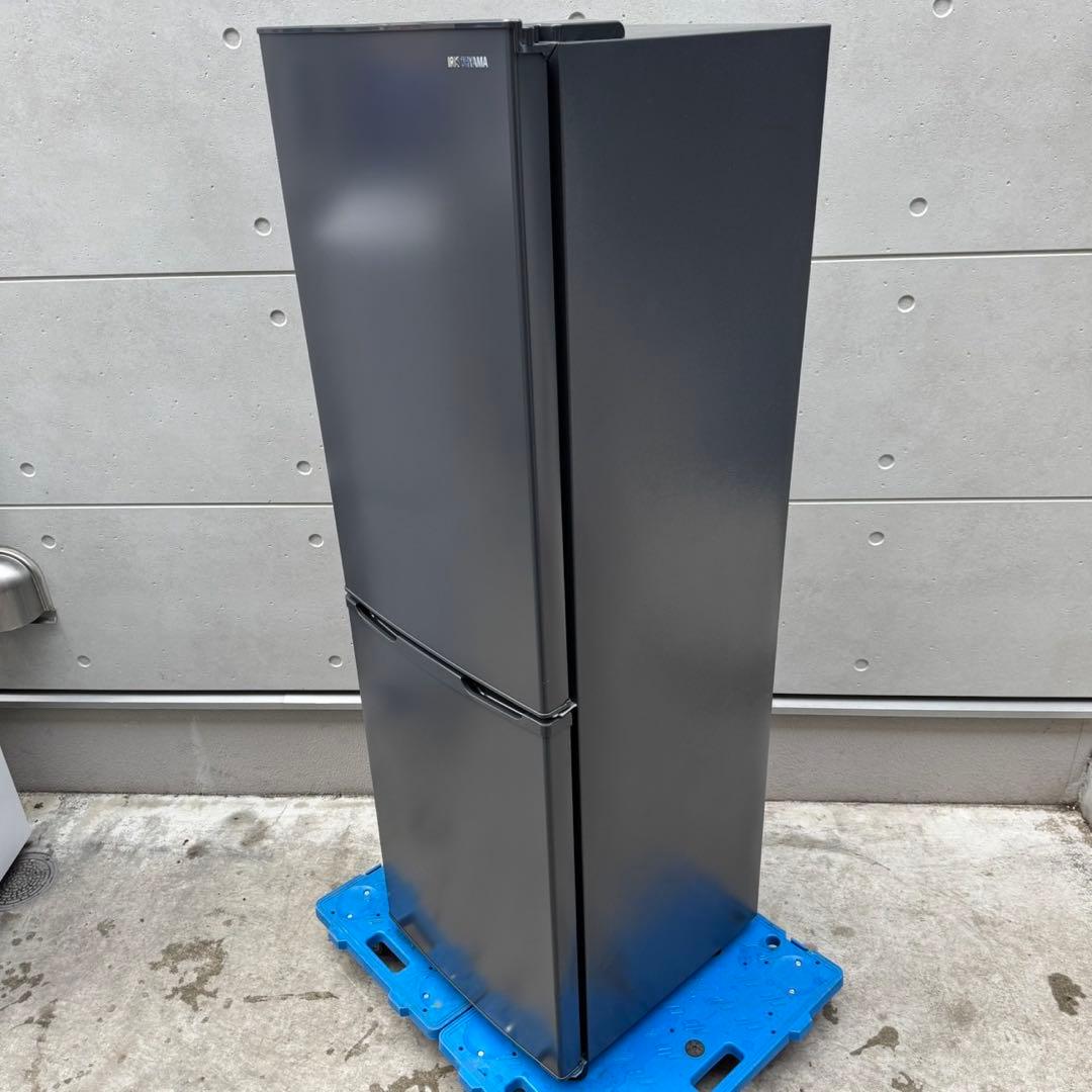 243⭐️2023年製美品★アイリスオーヤマ冷蔵庫　大型　ブラック　黒　一人暮らし