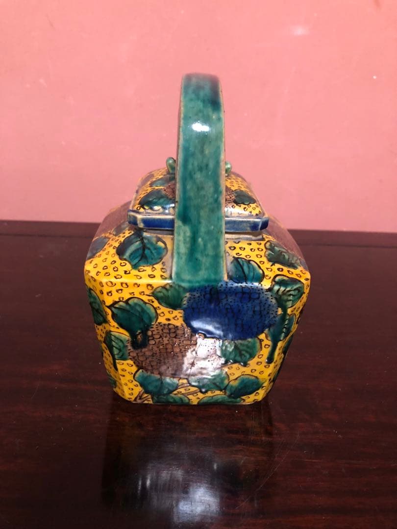 蔵にあった稀少な青手古九谷の水注