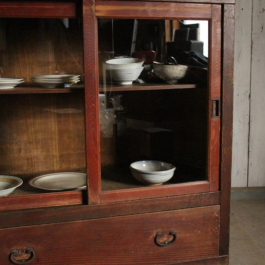 古く味のあるガラス戸棚　木製引き出し　食器棚　水屋　カウンター　古家具