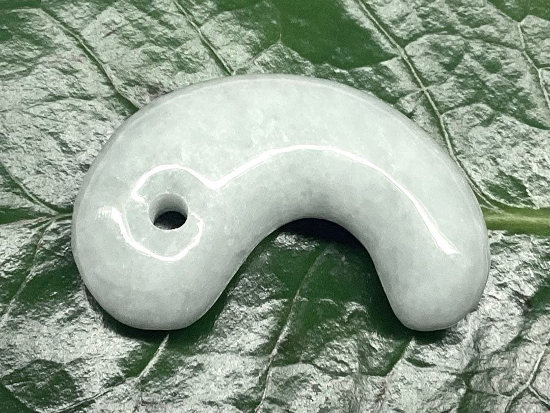 本物の氷*アイスジェード 糸魚川翡翠勾玉　人気の平家古墳型 鑑定ソーティング付