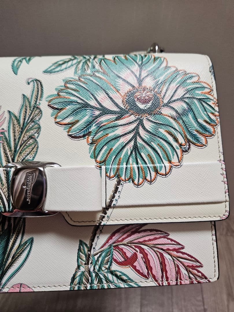 フェラガモ　ショルダーバッグ　値下げ不可