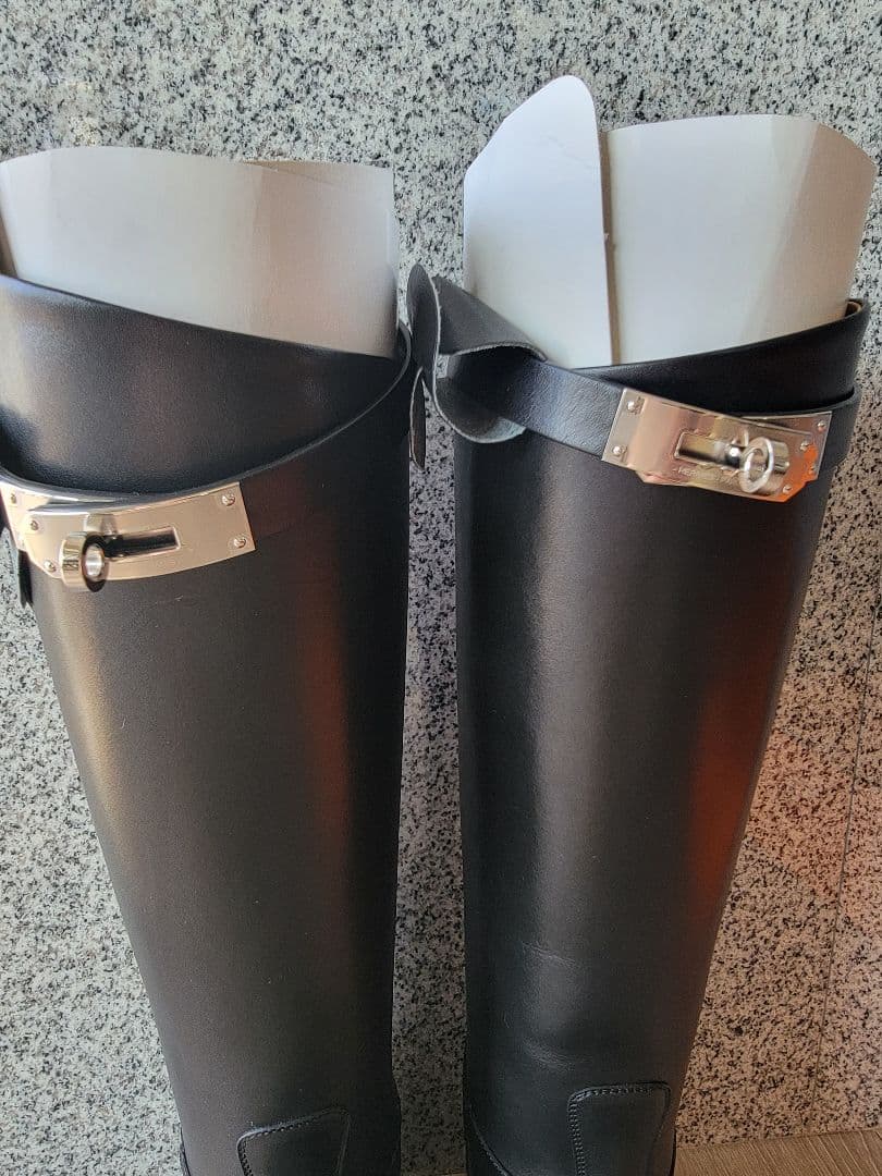 のん　HERMES ブーツ 『ジャンピング』