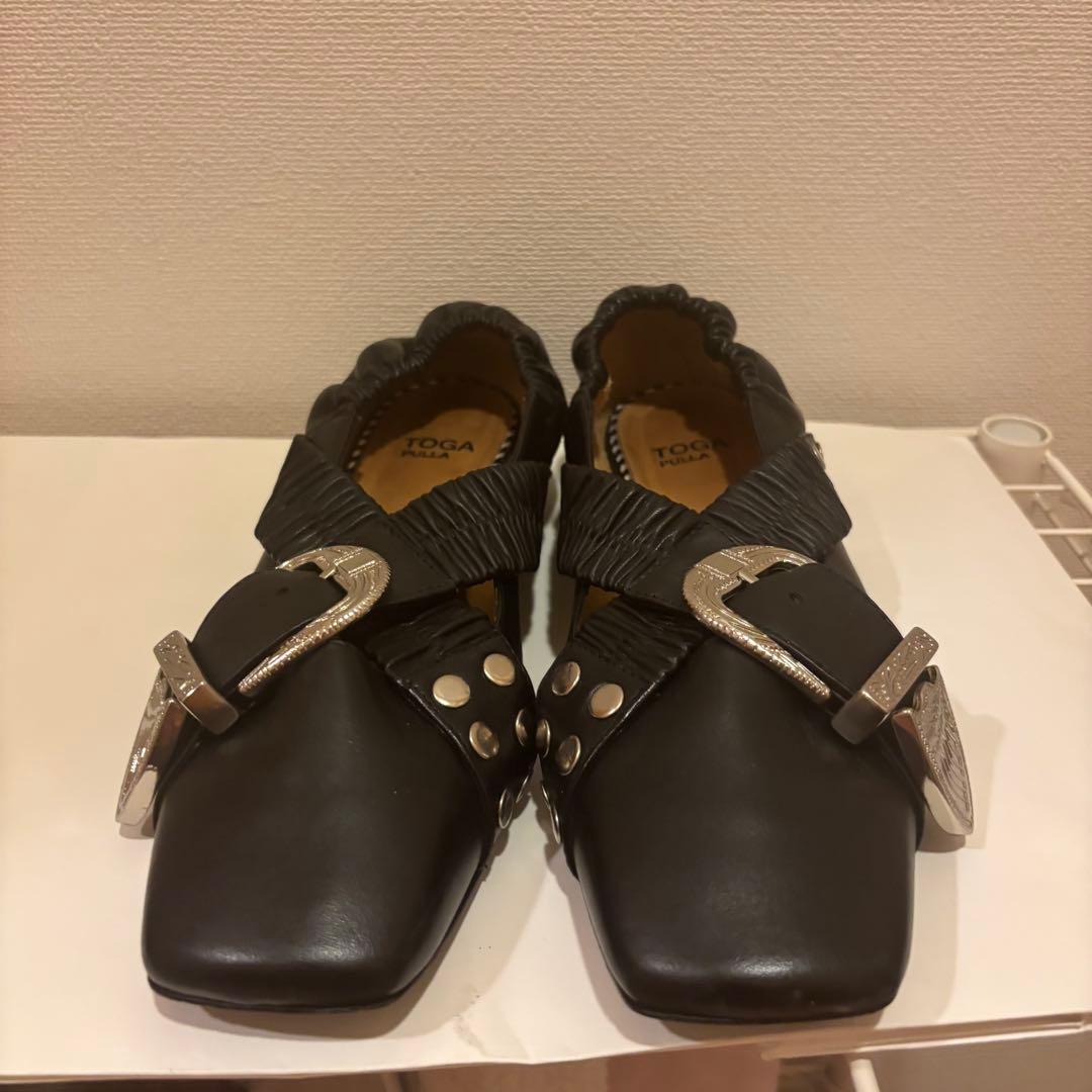 TOGA PULLA ブラックフラットシューズ