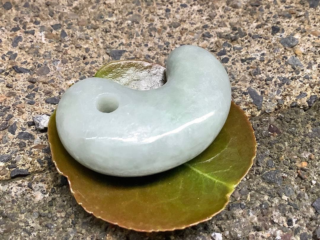 お身近に✳品質*価格に自信の糸魚川翡翠勾玉　守護石*お守りに　鑑別書取得の本物を