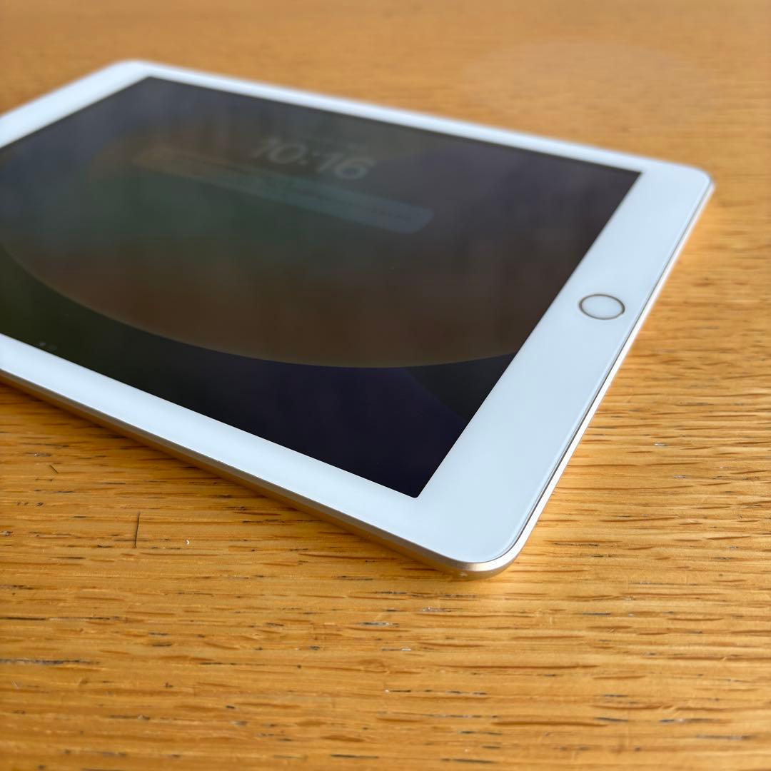 iPad 第5世代 Wi-Fiモデル 32GB 白