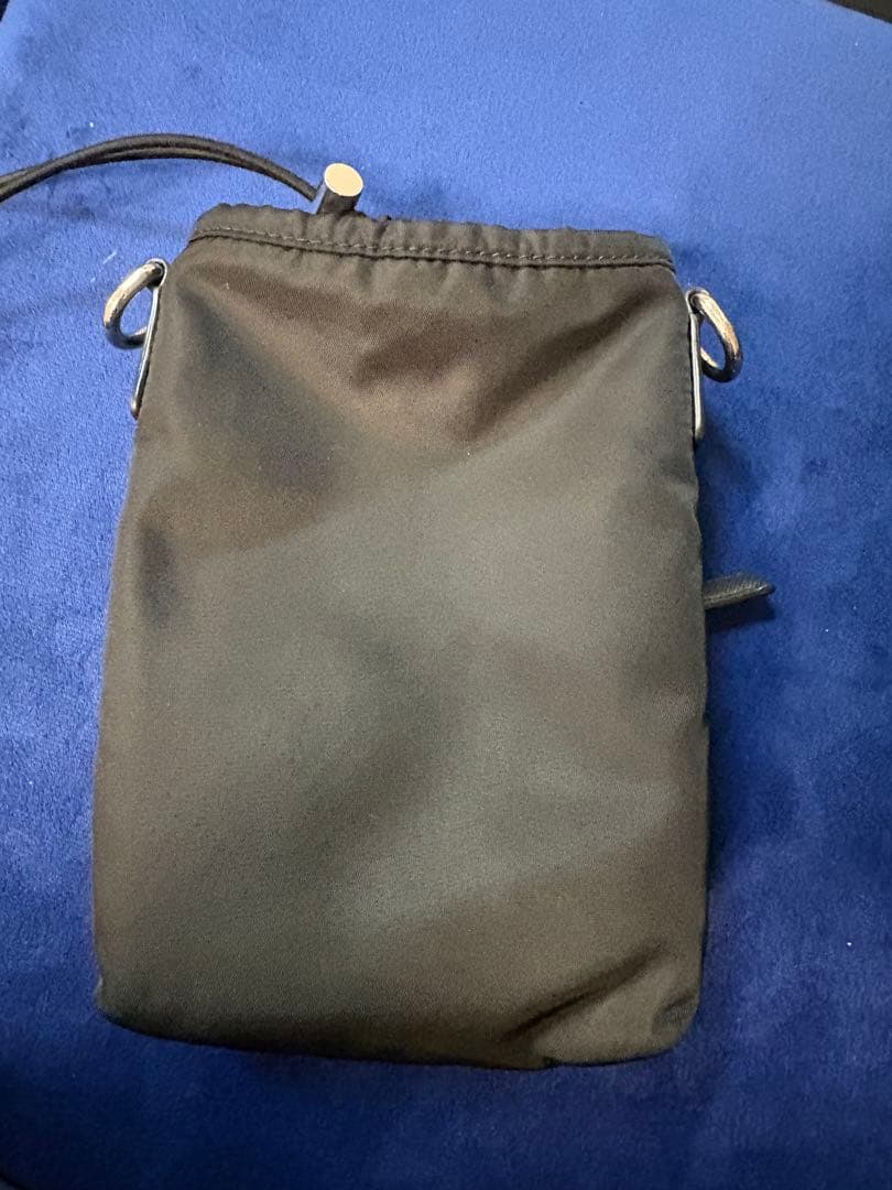 PRADA ブラック ショルダーバッグ　スマホショルダー　ショルダーの紐なし