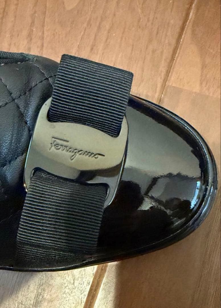 サルヴァトーレフェラガモ ヴァラ リボン キルティング フラットシューズ 8D