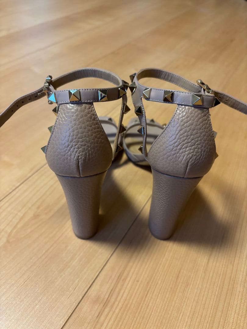【美品】Valentino スタッズ付きベージュサンダル