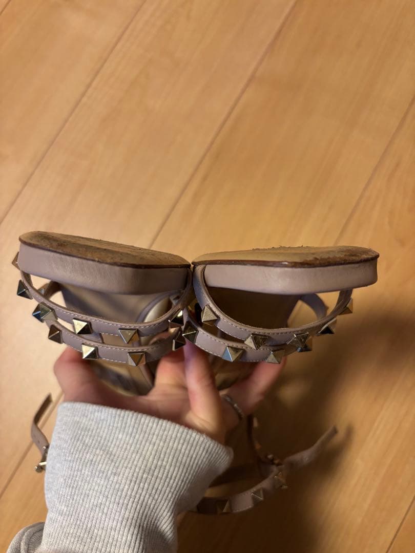 【美品】Valentino スタッズ付きベージュサンダル