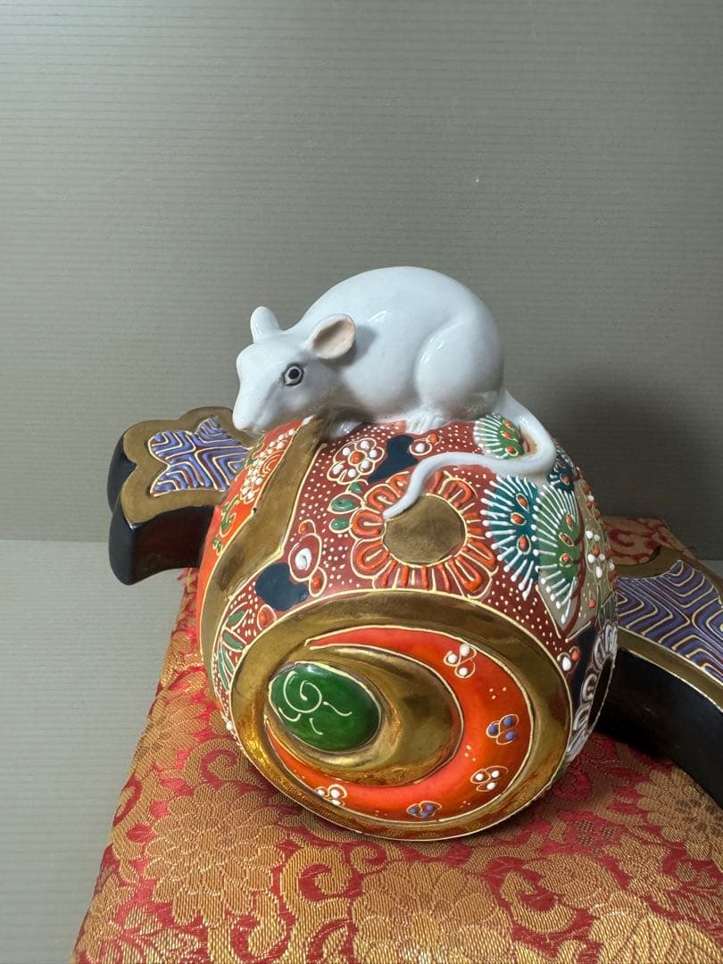 2118九谷焼 時代色絵 小槌に白ねずみ 干支置物　十二支子 縁起物　座布団付き