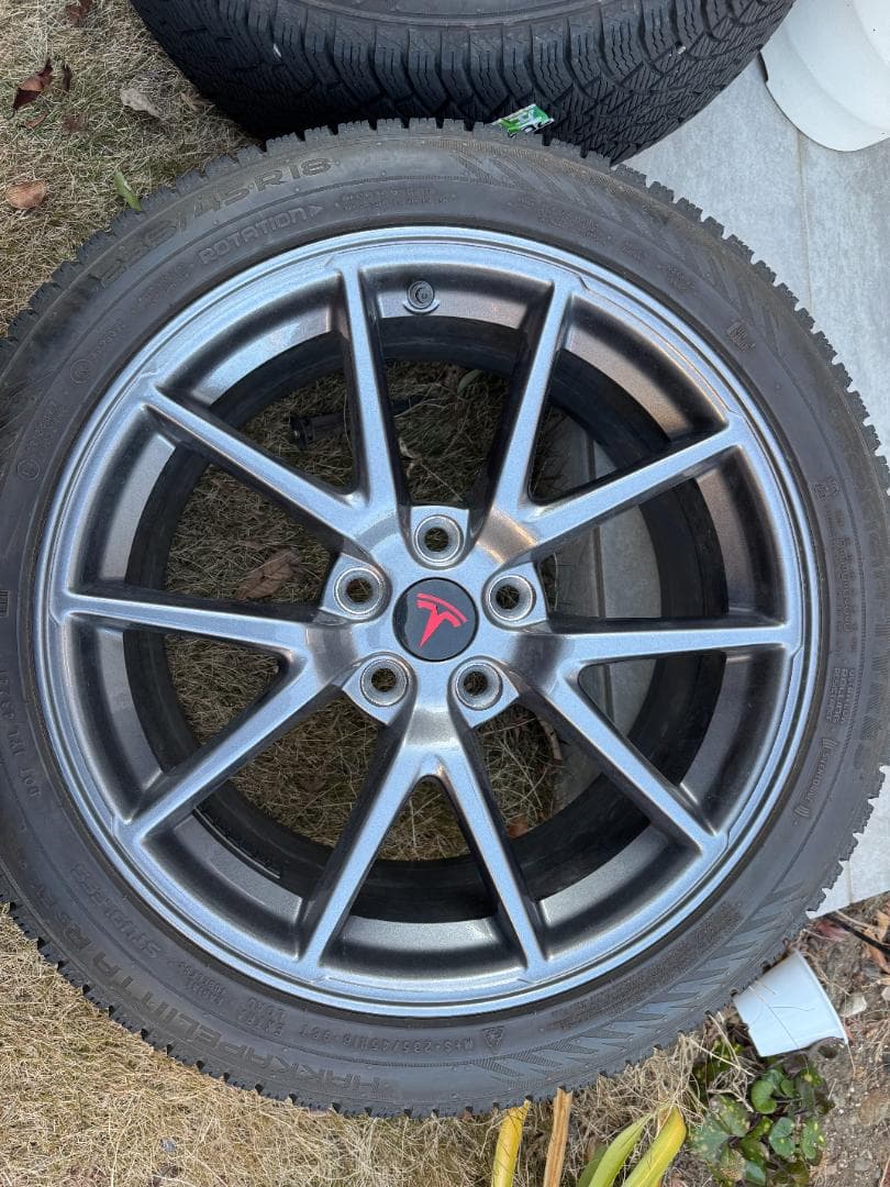 テスラ　モデル３　スタッドレスタイヤセット　１８インチ　TPMSセンサー付き