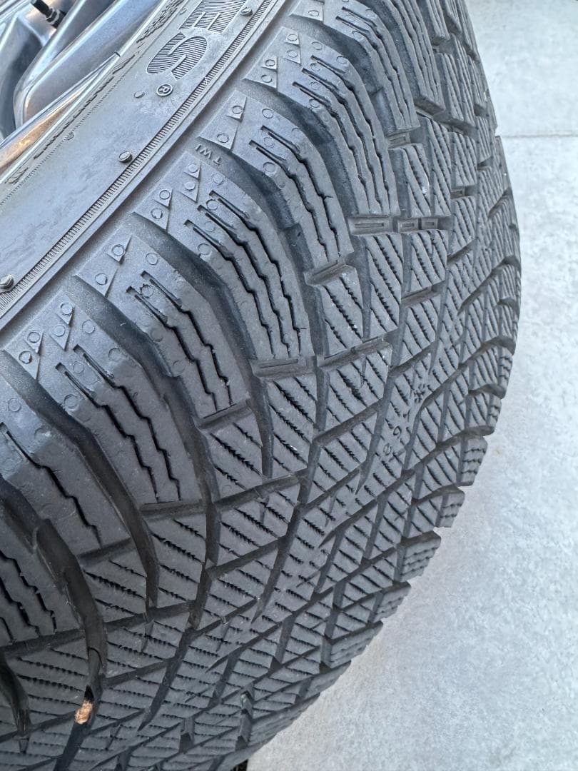 テスラ　モデル３　スタッドレスタイヤセット　１８インチ　TPMSセンサー付き