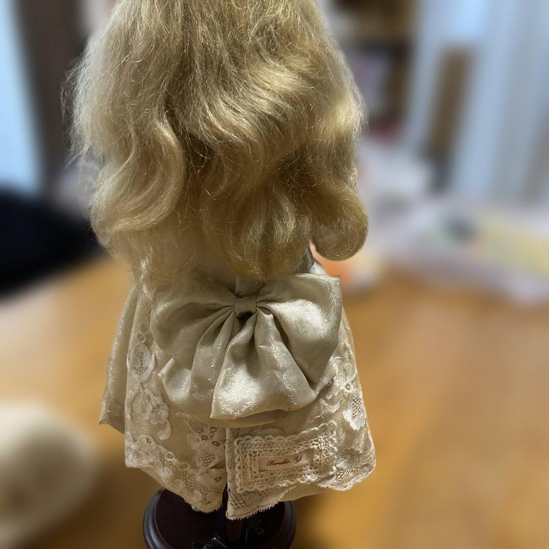 クリーム色のレースドレス人形