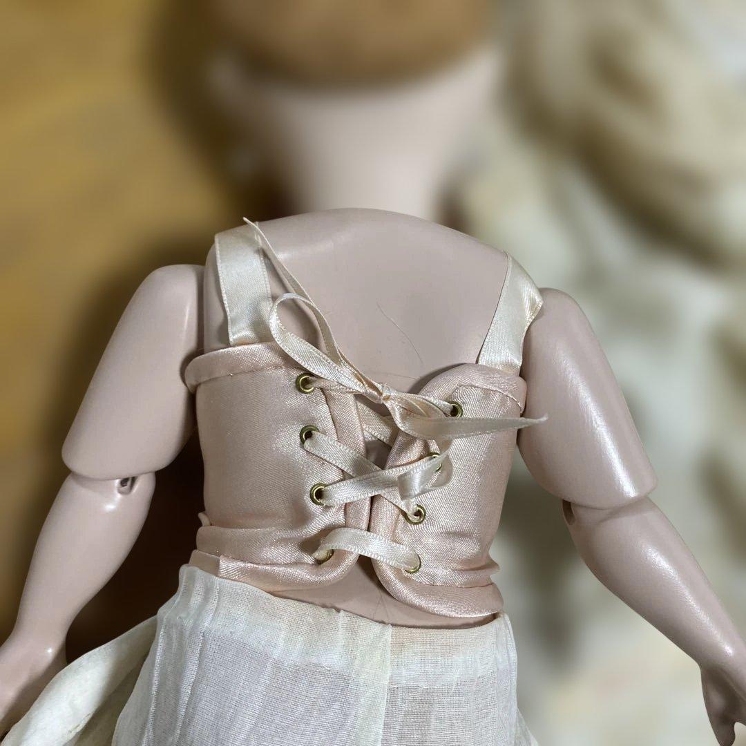 クリーム色のレースドレス人形