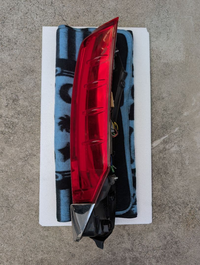 ヴァレンティ　テールランプ　ノア、ヴォクシー80 系