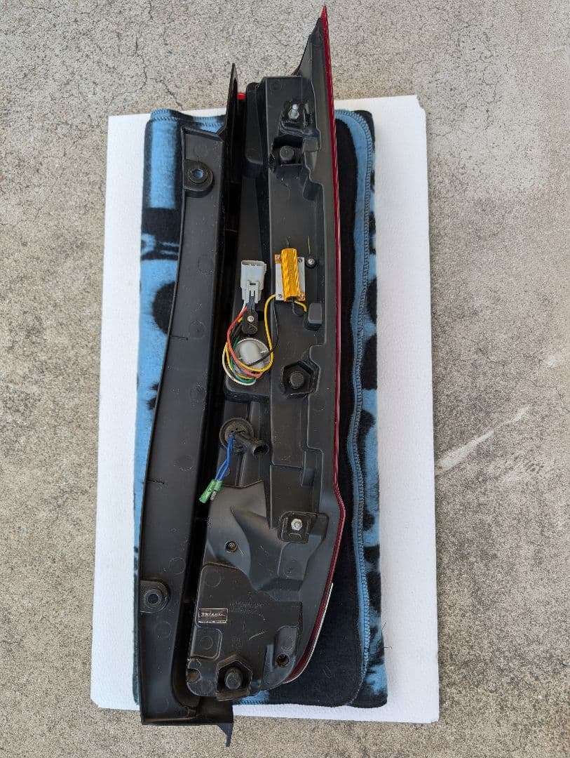 ヴァレンティ　テールランプ　ノア、ヴォクシー80 系