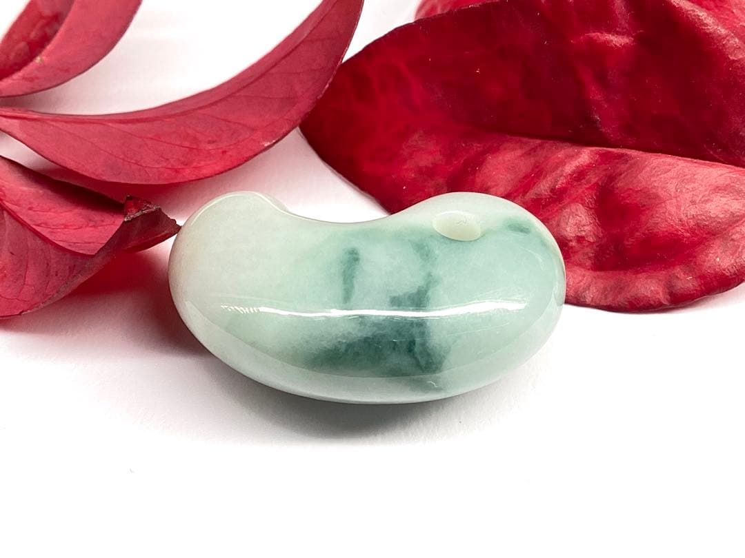 ✳味身良好‼️ 摩訶不思議なパワーの糸魚川翡翠　ジェダイト勾玉　御守り*守護石に‼️