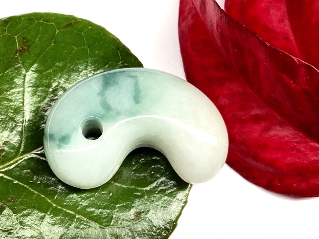 ✳味身良好‼️ 摩訶不思議なパワーの糸魚川翡翠　ジェダイト勾玉　御守り*守護石に‼️