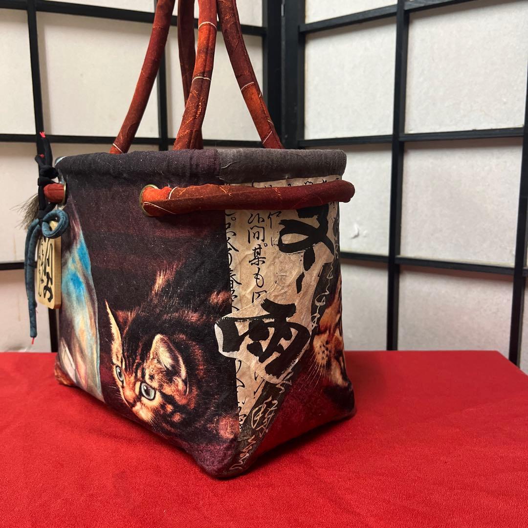 金魚鉢の側の猫 一閑張り バッグ かごバッグ ハンドバッグ 猫 茶トラ キジトラ