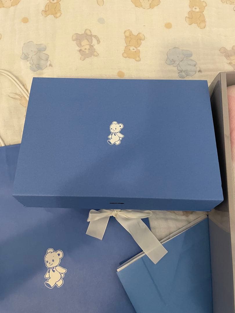 k*n様 【新品】familiar チェリー柄ロンパース 70cm おぼろタオル