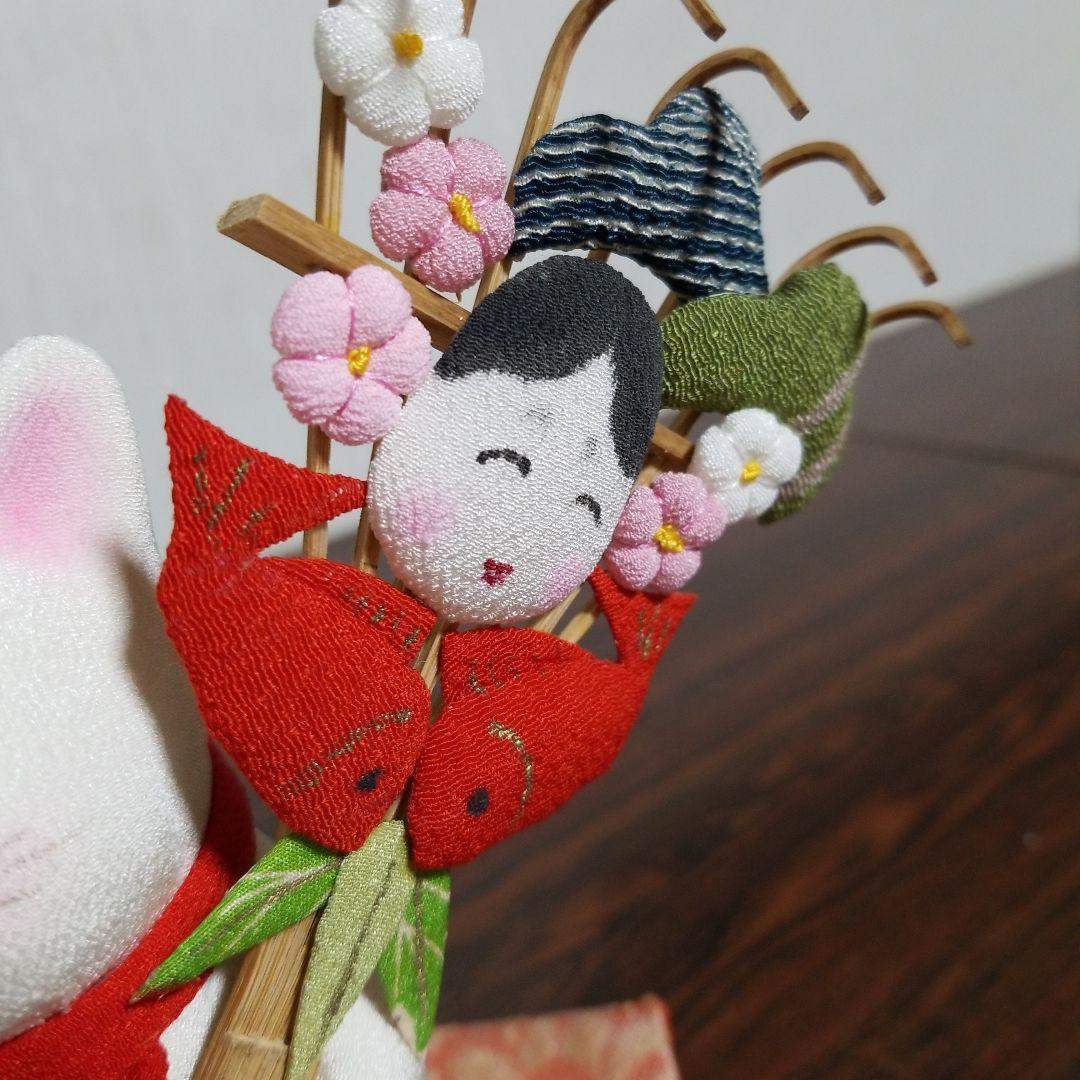 くまでを持った招き猫