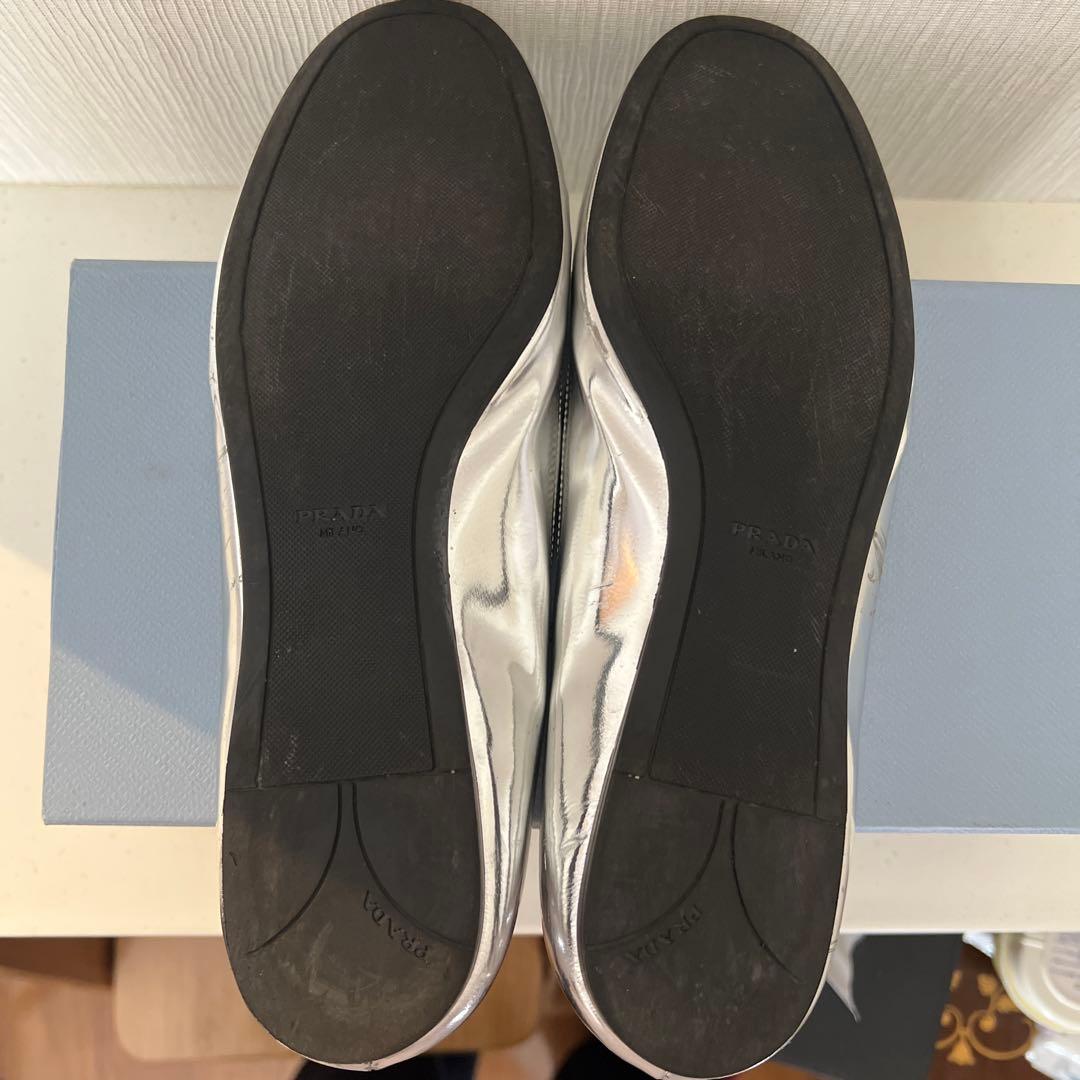 PRADA シルバー フラットシューズ