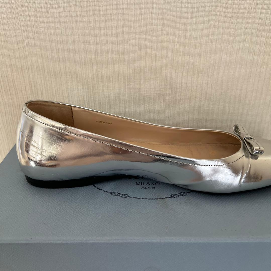 PRADA シルバー フラットシューズ
