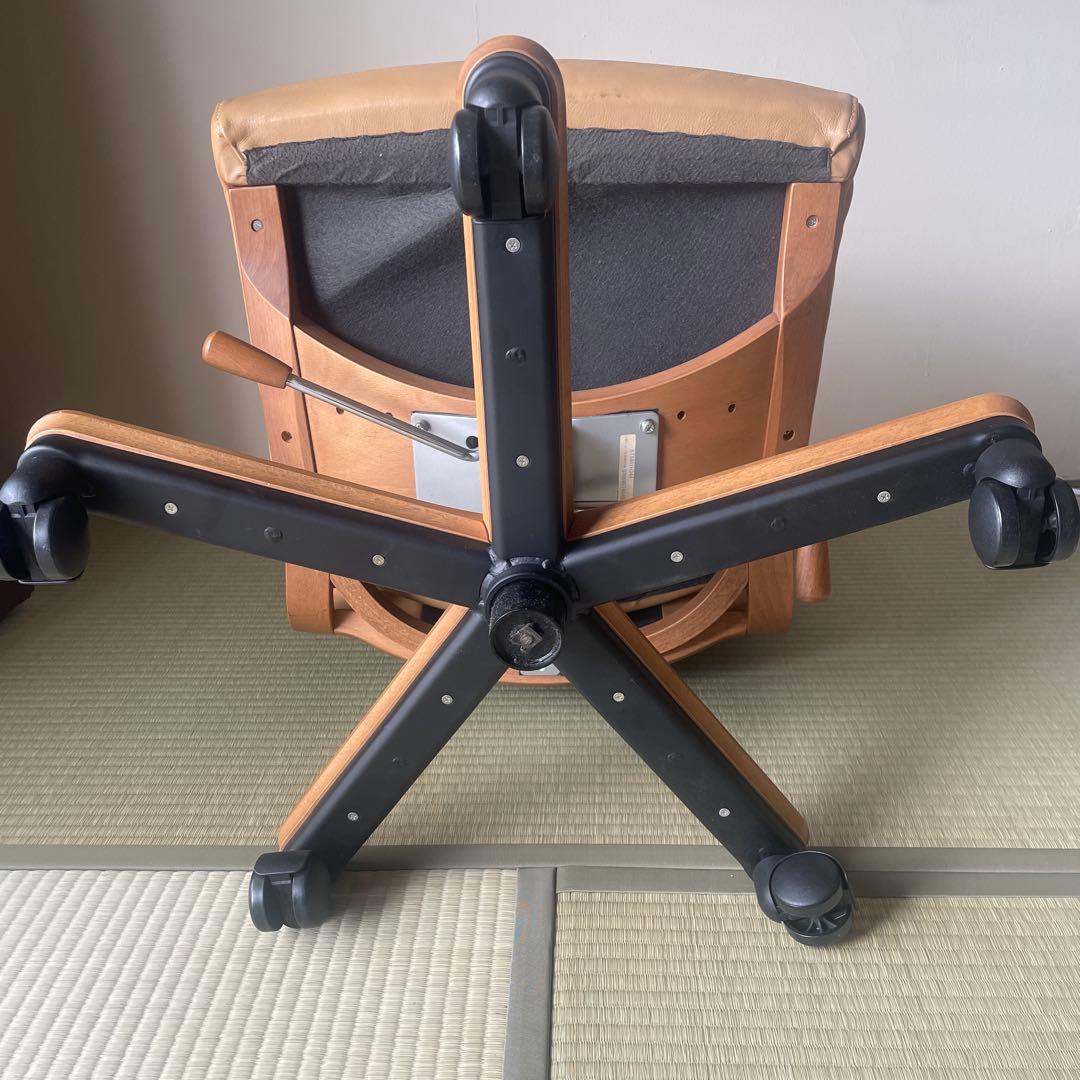 カリモク　本革張デスクチェア