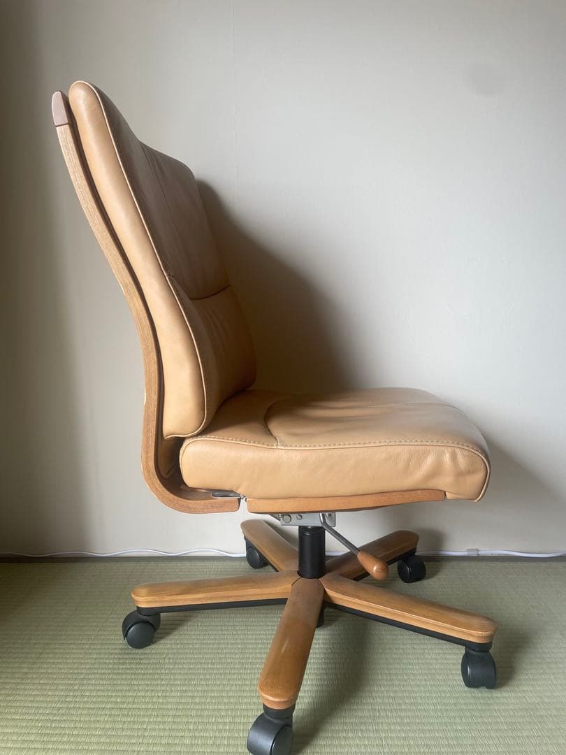 カリモク　本革張デスクチェア