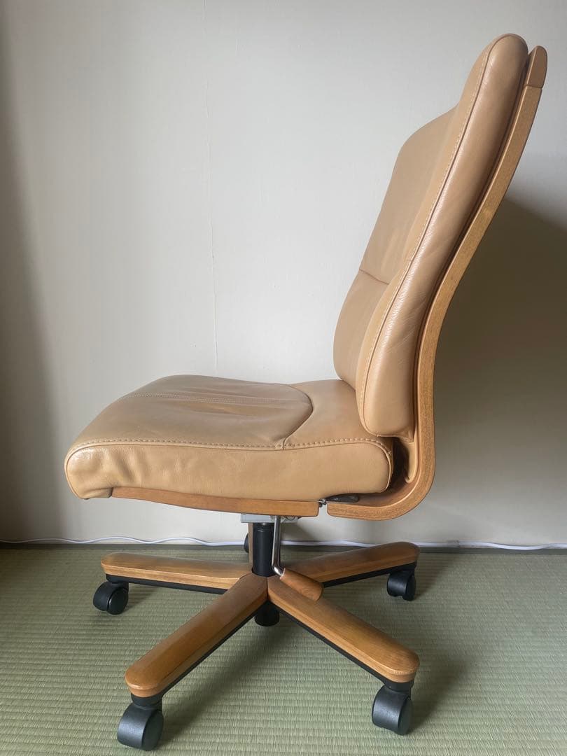 カリモク　本革張デスクチェア