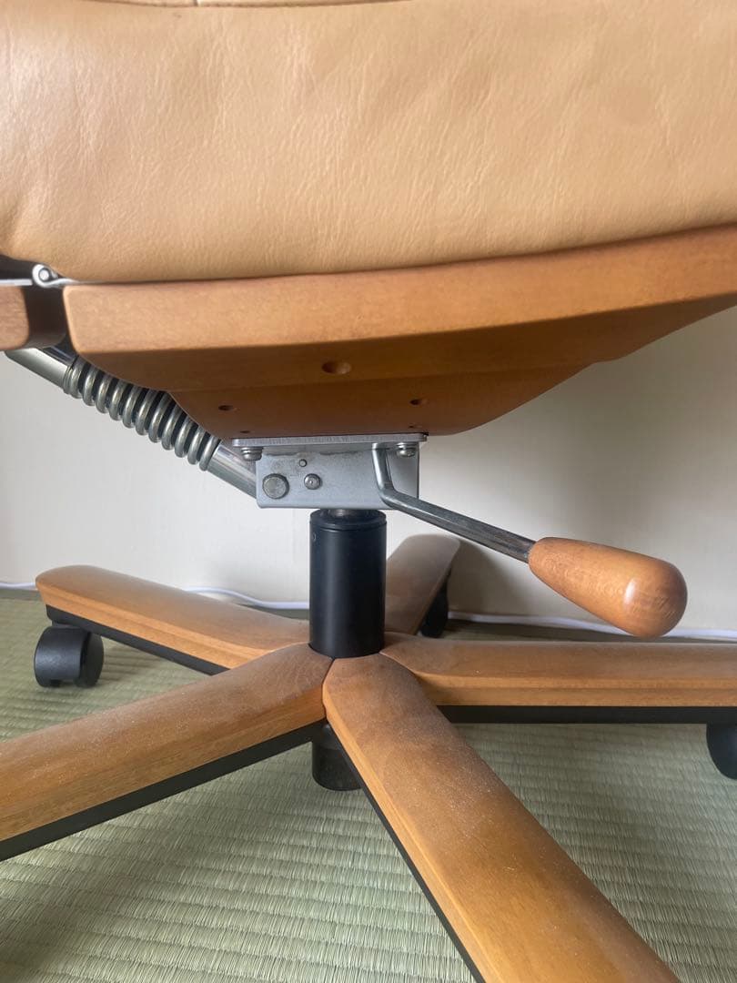 カリモク　本革張デスクチェア