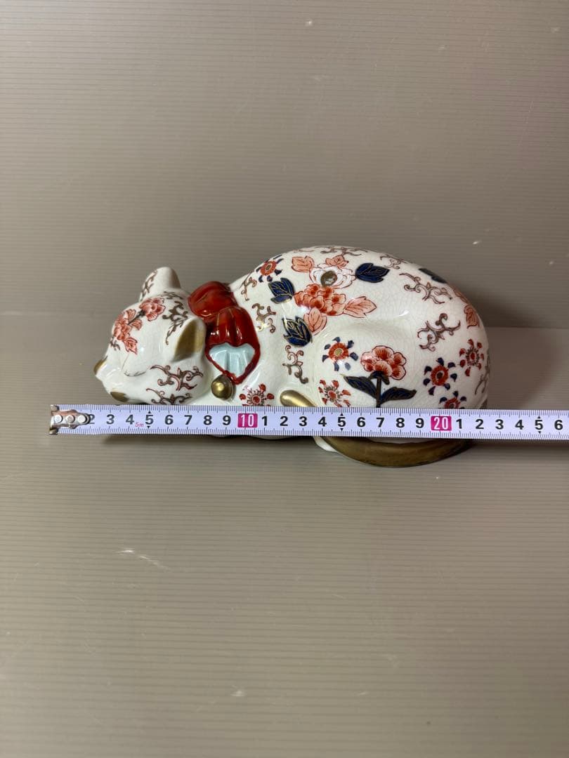 2780 伊万里　眠り猫　金鈴　 牡丹花文様　置物　縁起物