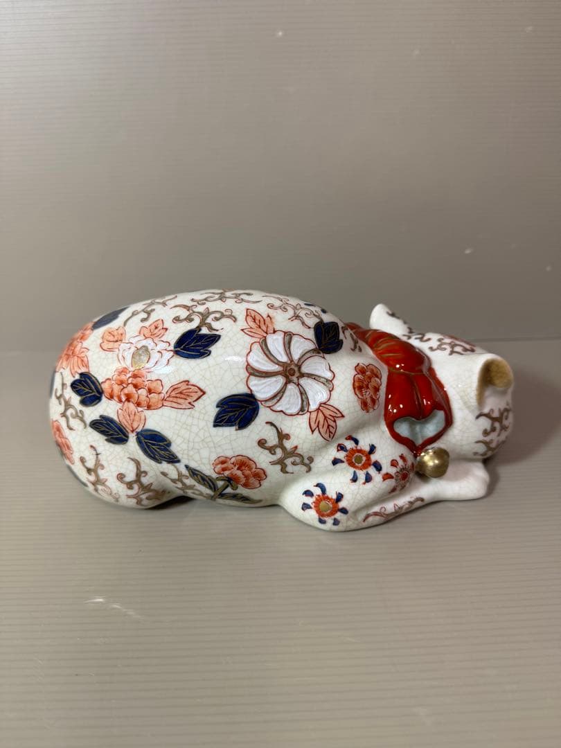 2780 伊万里　眠り猫　金鈴　 牡丹花文様　置物　縁起物